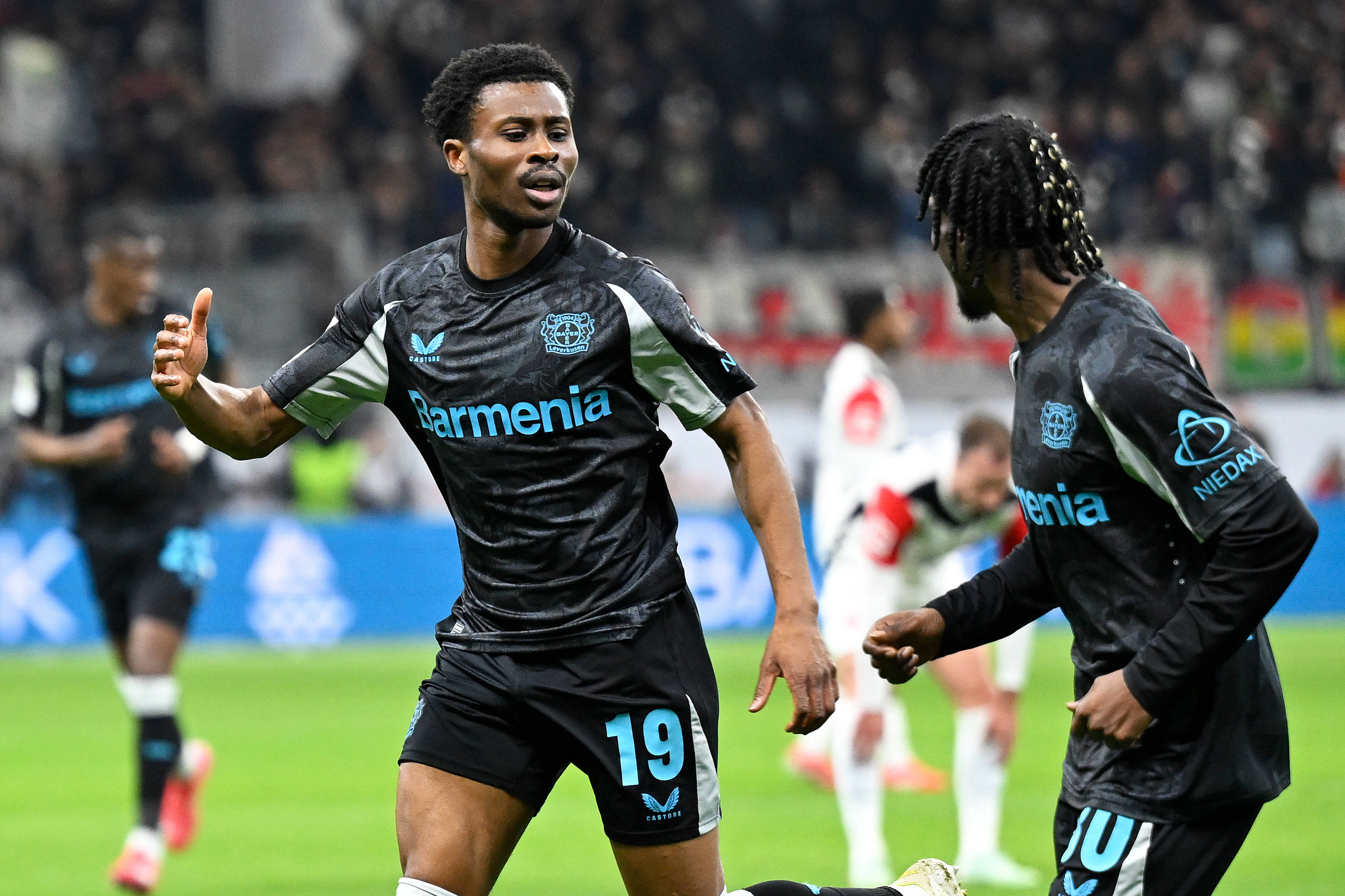 乐鱼app-德甲：奥格斯堡2-2平勒沃库森，攻防大战令人激动