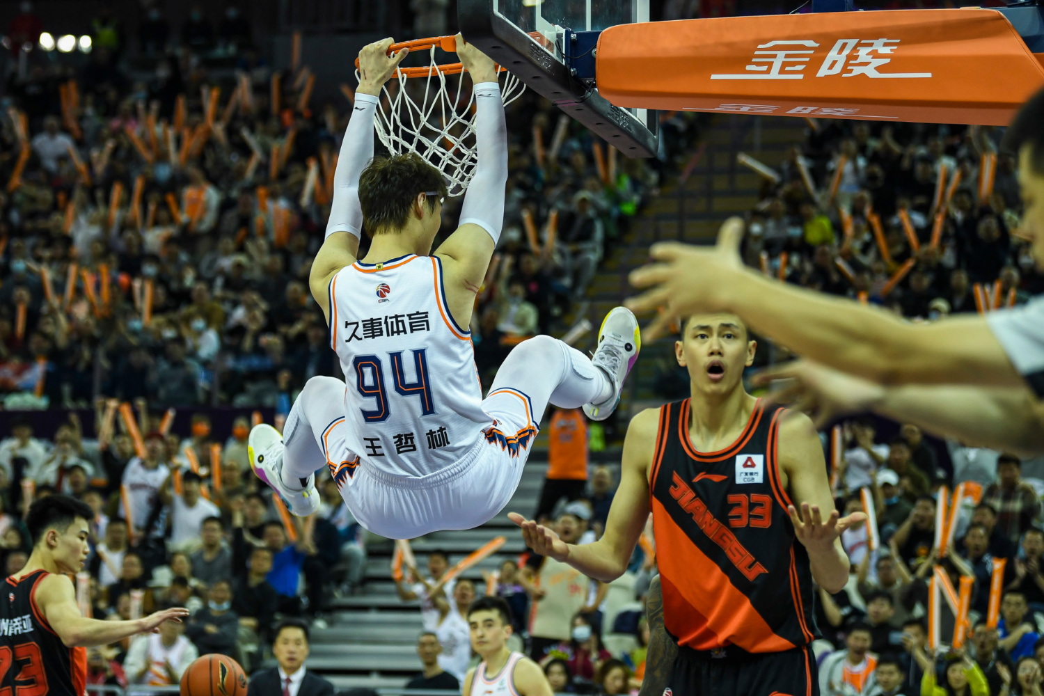 关于"上海男篮新外援展现实力，备战季后赛"的信息