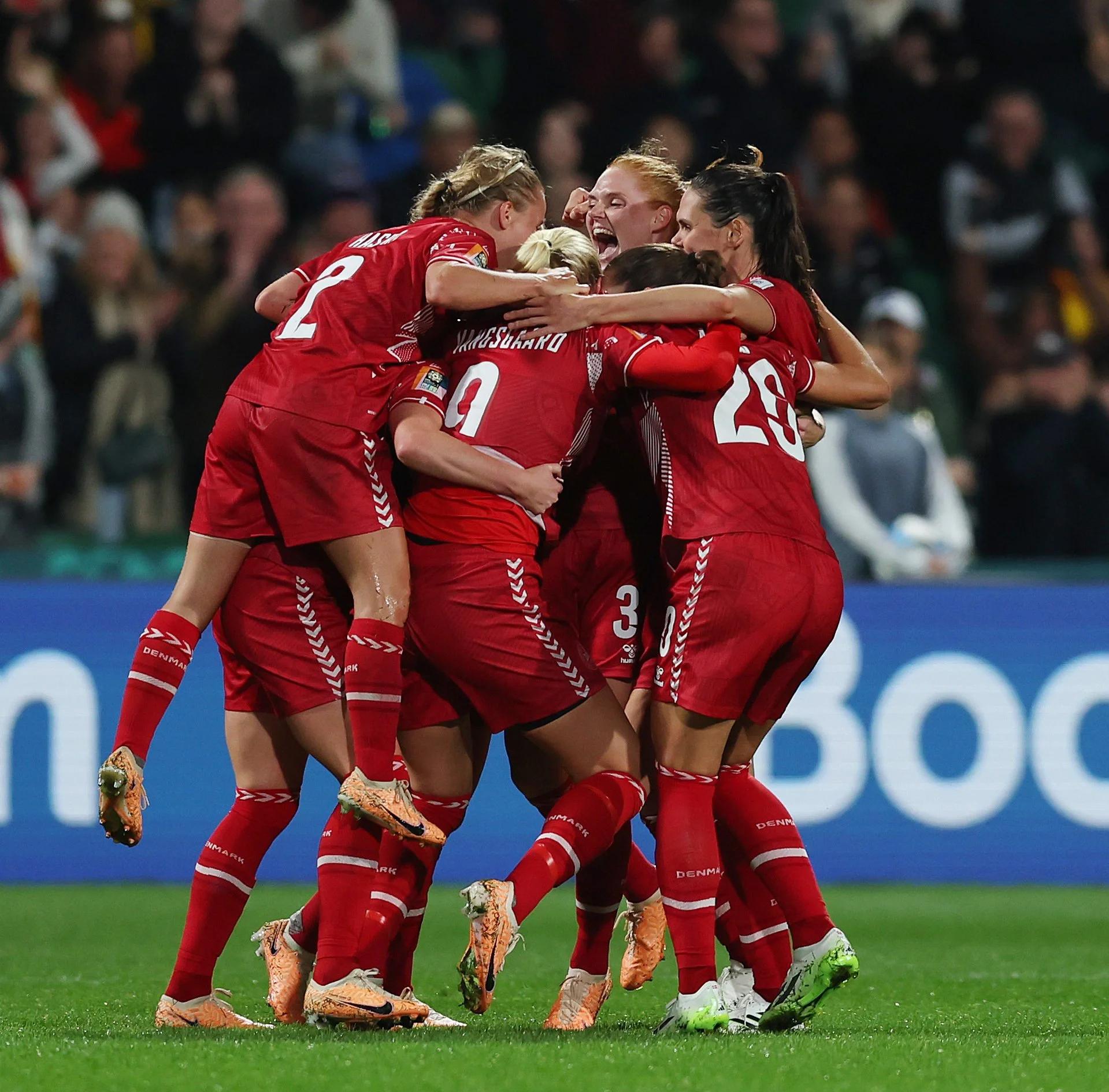 包含"中国女足大赛前的备战与调整：成就未来"的词条